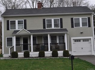 121 Gaymoor Dr, Stamford, CT 06907