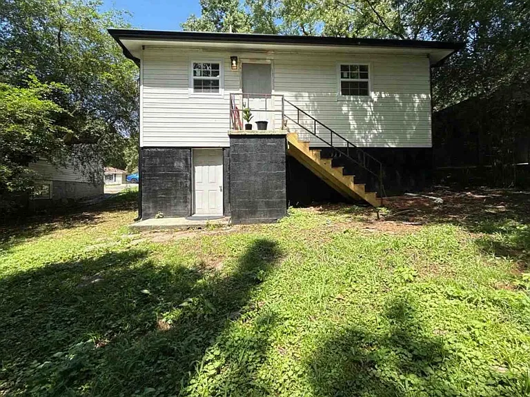 6825 Frankfort Ave — Photo 2
