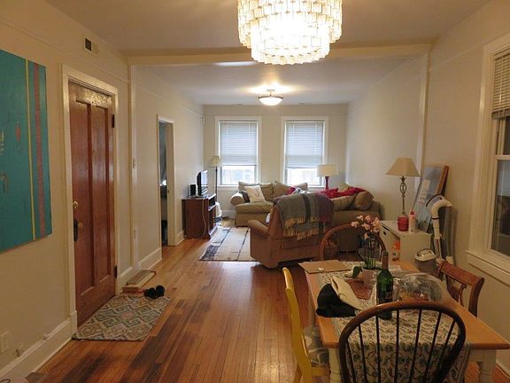 3rd image of 1082 N Marshfield Ave #2S