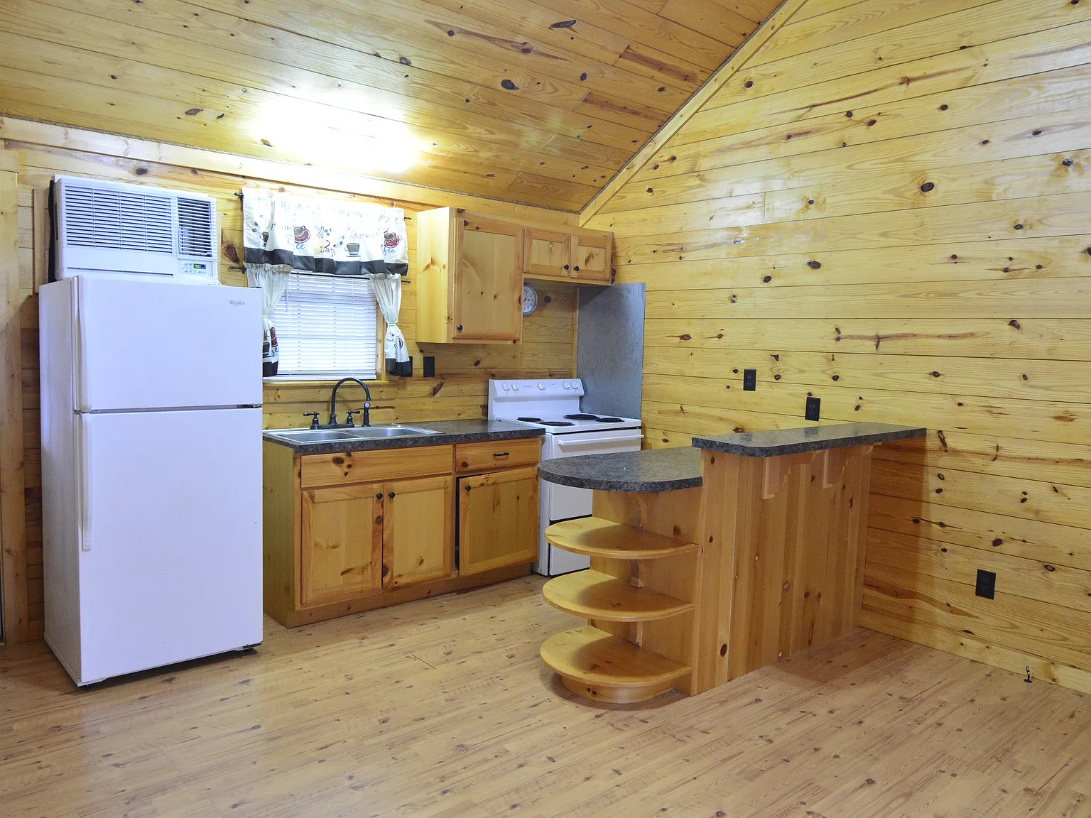 2 bed, 750 sqft, $975 — Photo 2