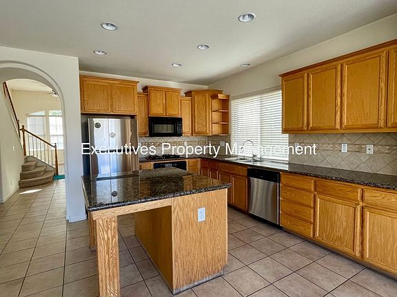 5th image of 733 Round Hill Dr