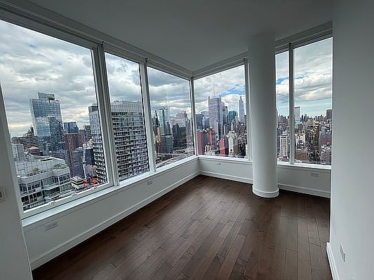 4th image of 515 W 36th St Penthouse 3A