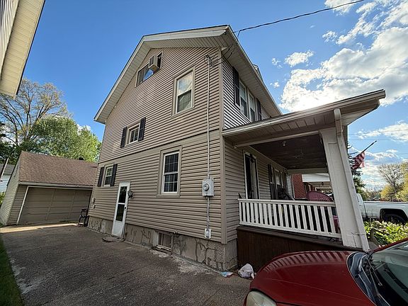 4th image of 575 Maple St