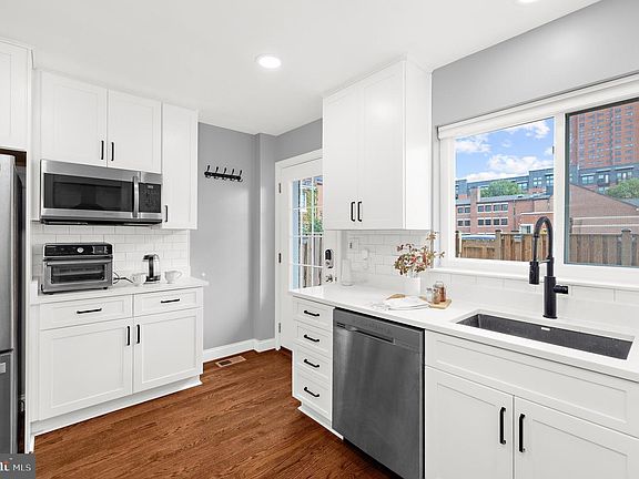 4th image of 26 E Montgomery St