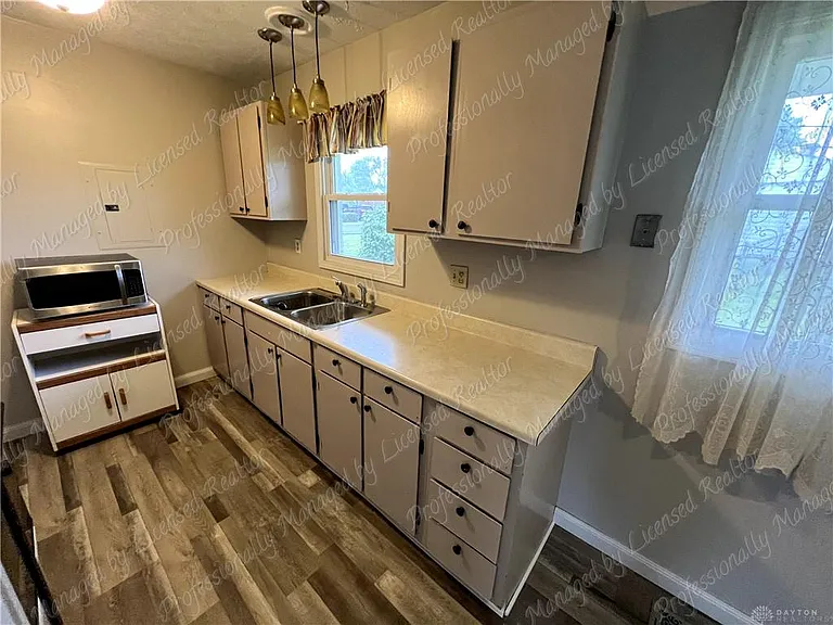 635 Cyril Ct — Photo 11