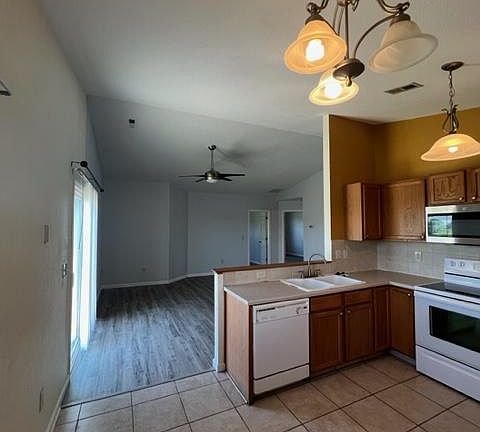 3rd image of 1812 Hickory Ln