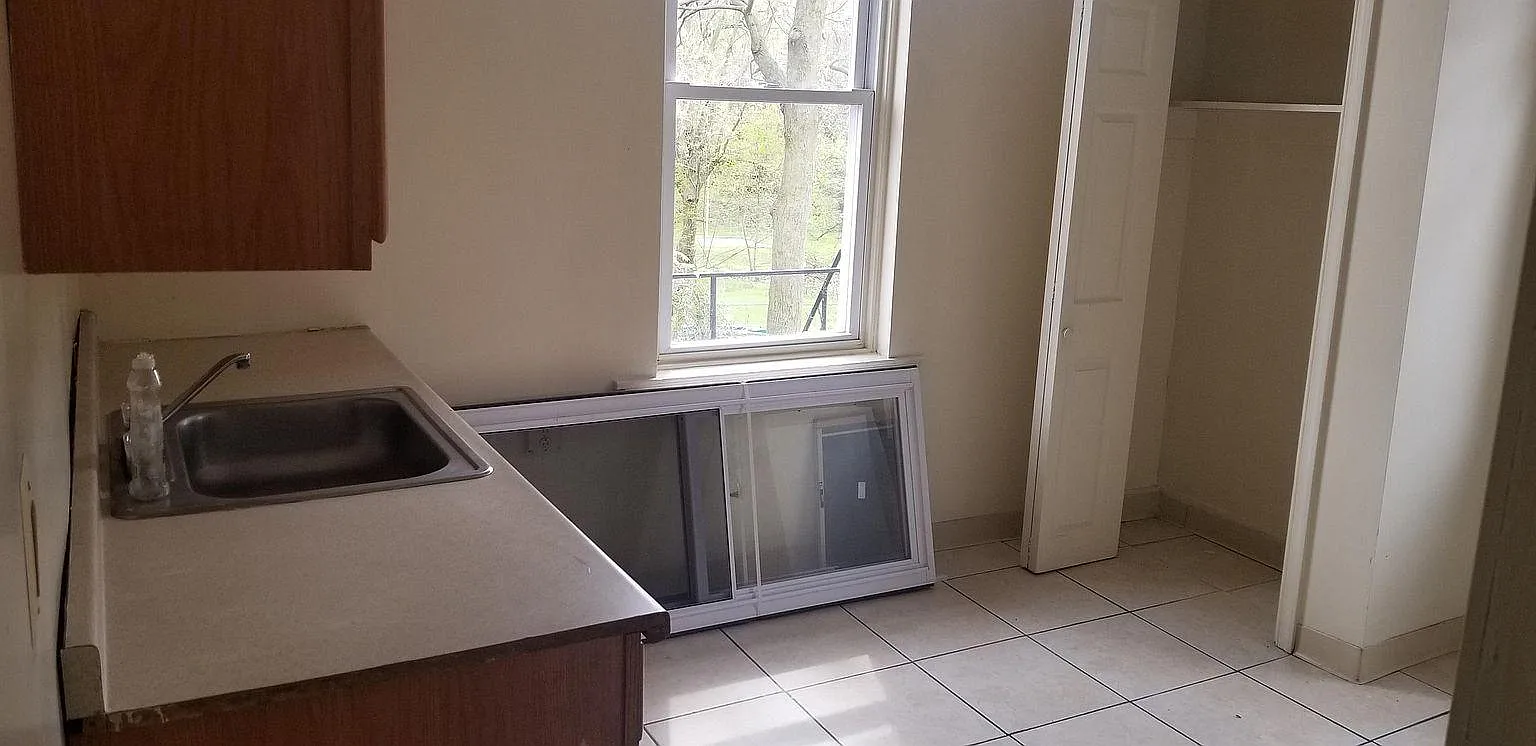 2 bed, 950 sqft, $1,100 — Photo 4