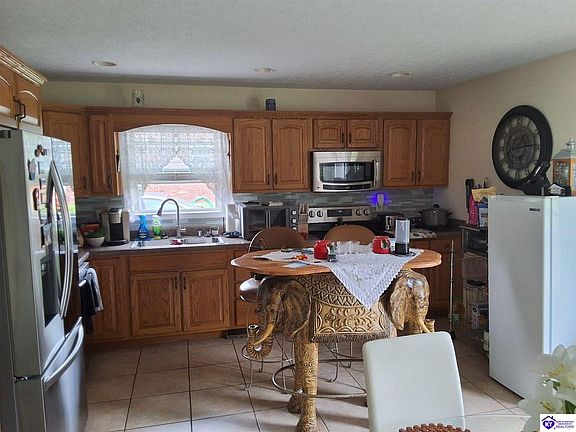 3rd image of 553 Charlemagne Blvd