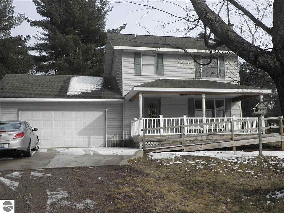 1st image of 752 Lake Dr NE
