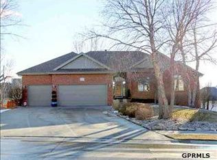 17513 William Cir, Omaha, NE 68130