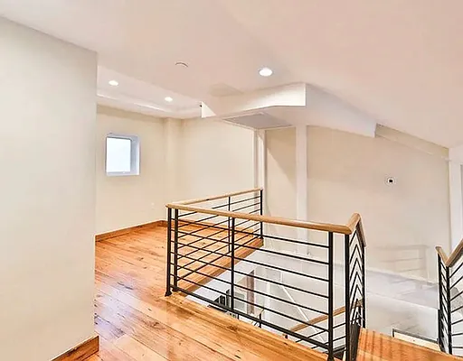 Building, photo 1