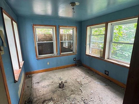4th image of 1203 S Peach St