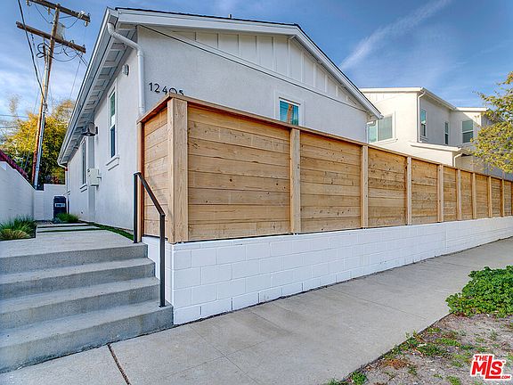 4th image of 1561 Carmelina Ave