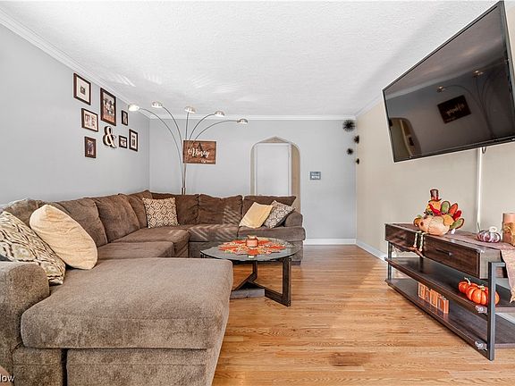 4th image of 646 Orchard Ave