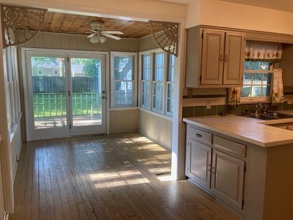 2nd image of 1516 Lancashire Dr SE