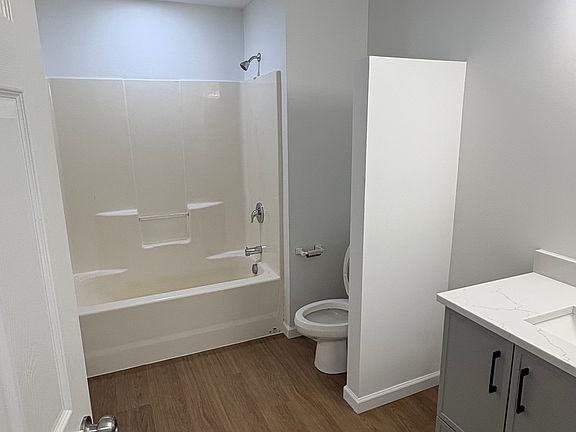 5th image of 889 Fremont Ave