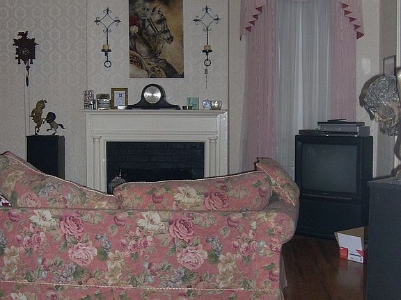 3rd image of 42 Aiken Blvd