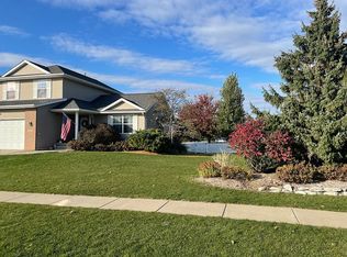 1225 Deerfield Dr, North Liberty, IA 52317