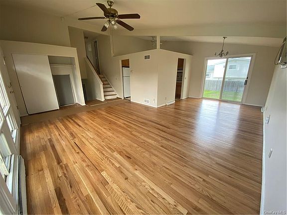 3rd image of 25 Marshall Dr W