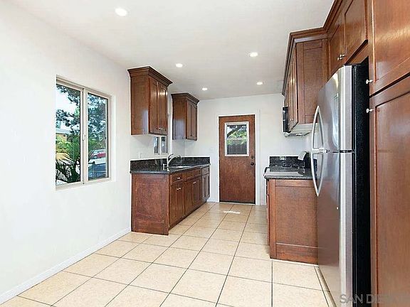 5th image of 1241 E Division St