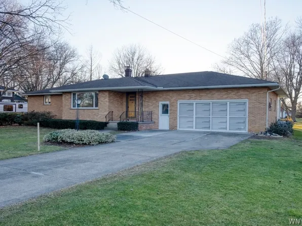 6308 Hoover Rd, Sanborn, NY 14132