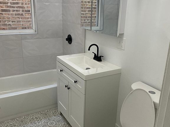 3rd image of 3618 N Sacramento Ave Floor 2
