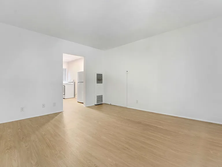 10906 Santa Monica Blvd, prime Westwood! — Photo 10
