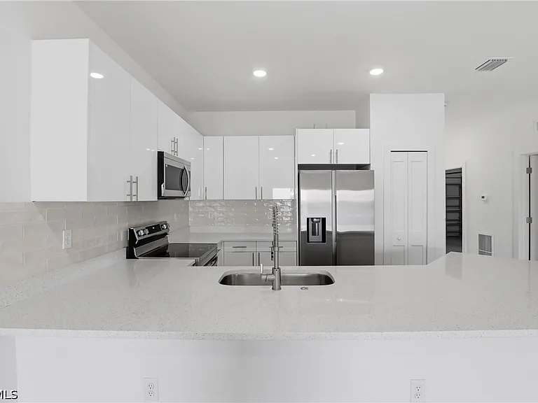 721 Ivan Ave S — Photo 20