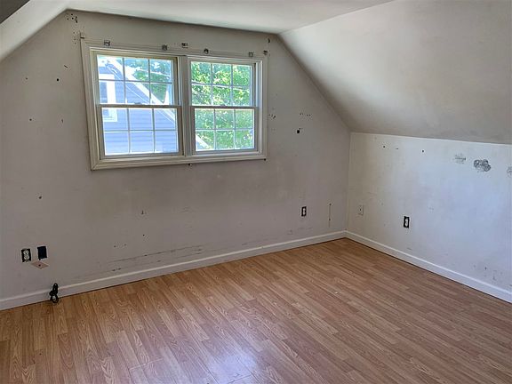 3rd image of 158 Jefferson Ave
