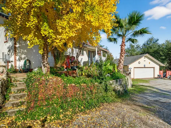 17690 Cowgill Ln, Redding, CA 96003