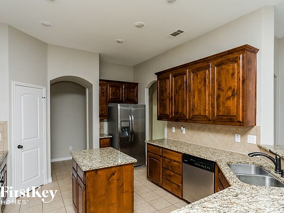 5th image of 677 Plum Dr