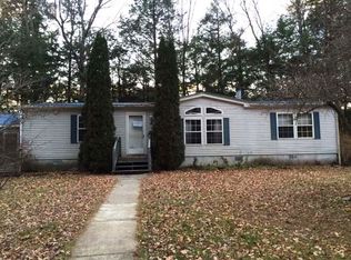 100 Breezy Acres Dr, Vernon, VT 05354
