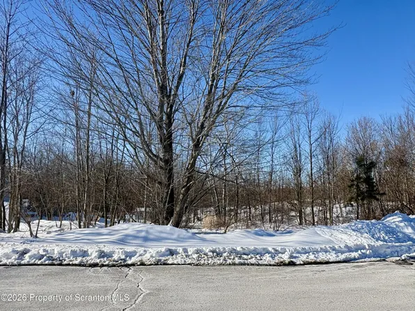 Ledge Ct, Pittston, PA 18640