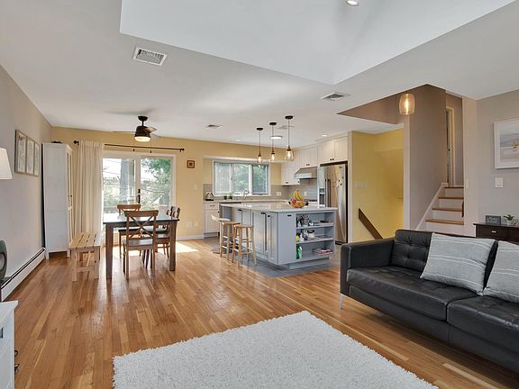 5th image of 278 Southwood Cir