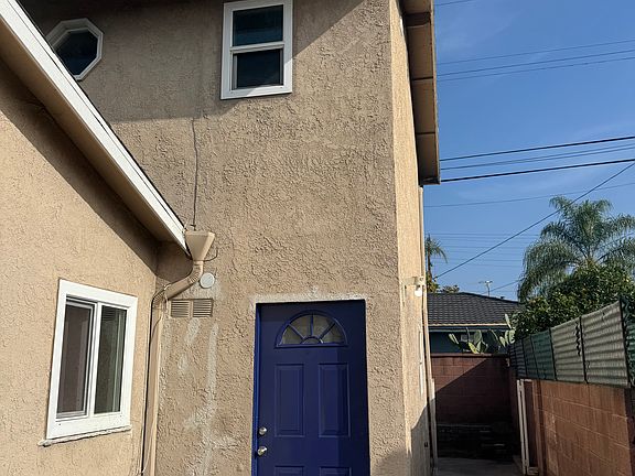 Private Entrance/Side and front patio