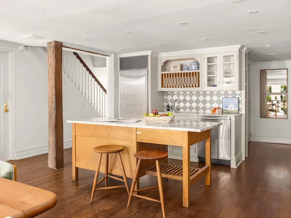 222 East 11th Street image 8 of 30