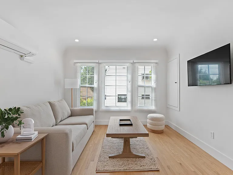 1020 1/2 Carol Dr — Photo 2