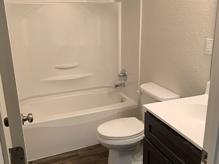 Golfview Apartments — Photo 16