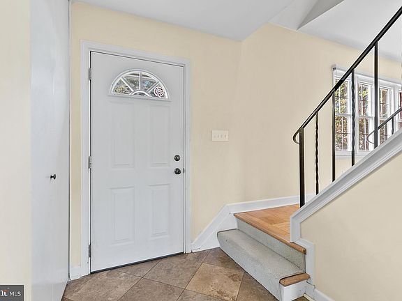 2nd image of 143 W Chestnut Hill Ln