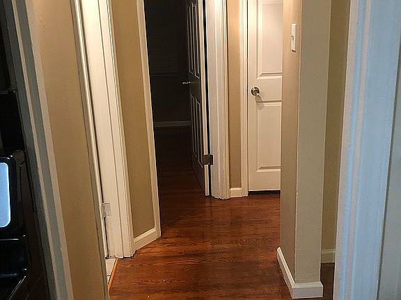 Hallway between kitchen /  