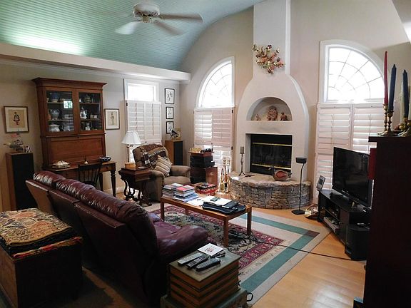3rd image of 215 Crown Point Dr