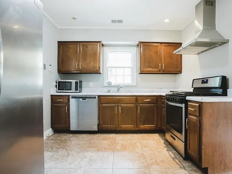 2766 Union Ave — Photo 3