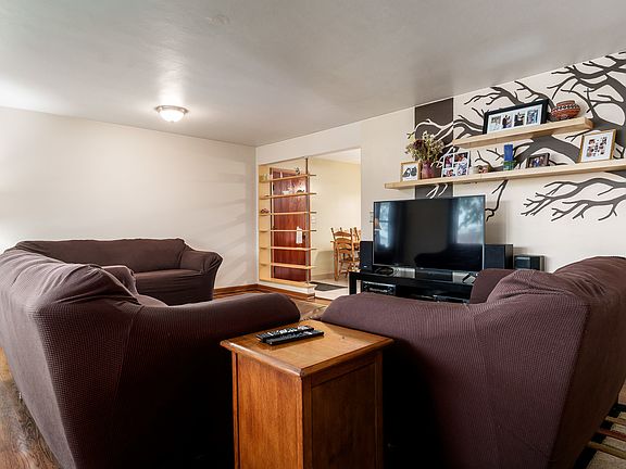 5th image of 526 E Riverside Blvd