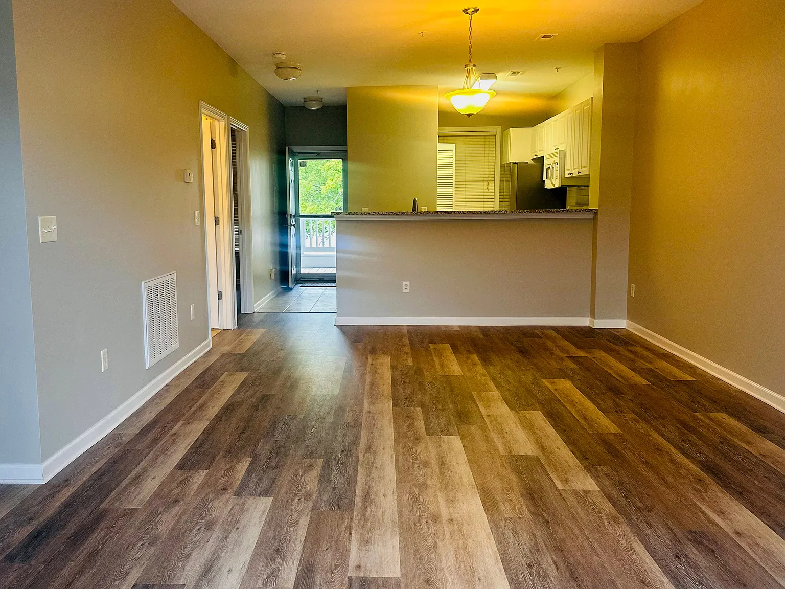 2 bed, 944 sqft, $1,695 — Photo 2
