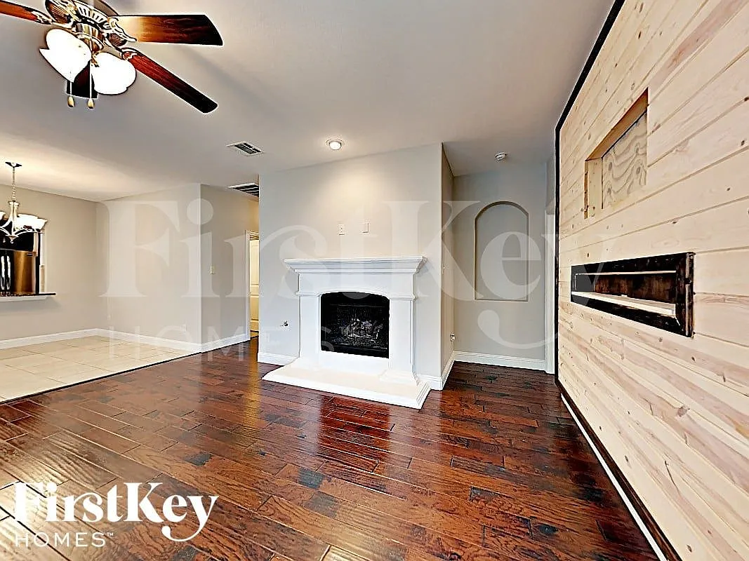 4 bed, 2.0 bath, 1964 sqft, $2,605 — Photo 3