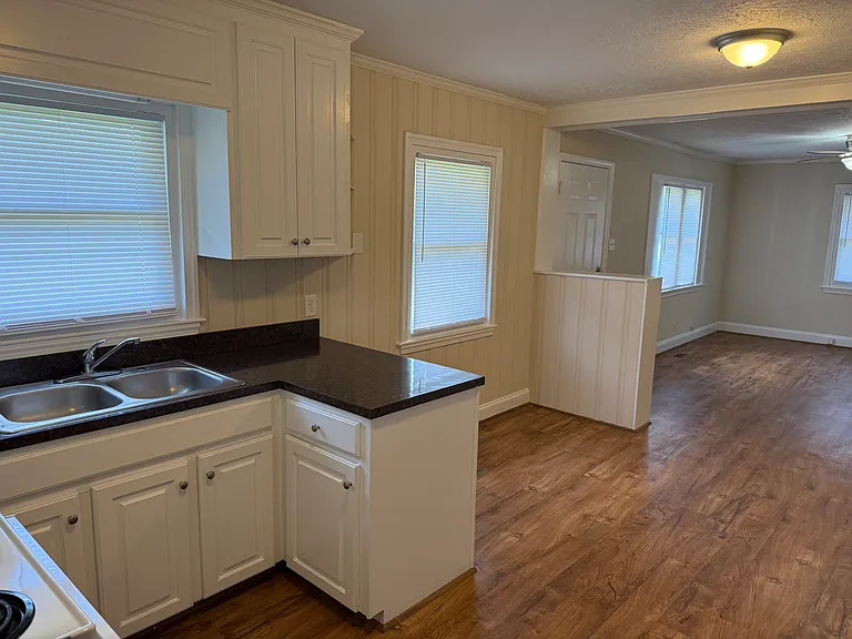 142 Hubert Dr — Photo 3