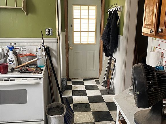 4th image of 614 Howard St
