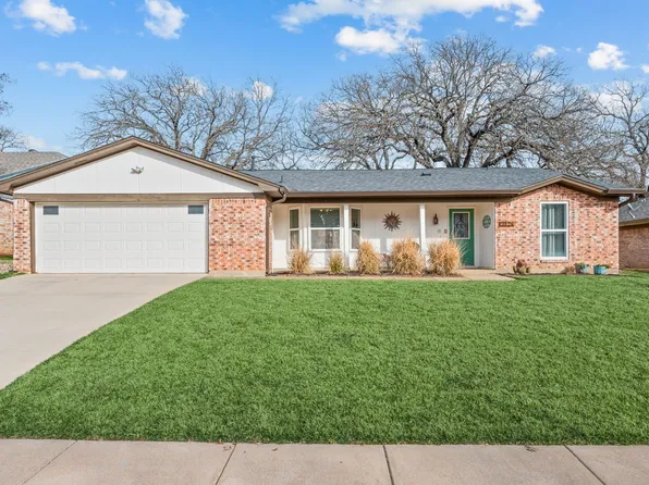 3124 Spring Lake Dr, Bedford, TX 76021