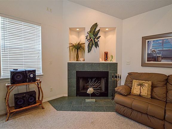 5th image of 836 Eastview