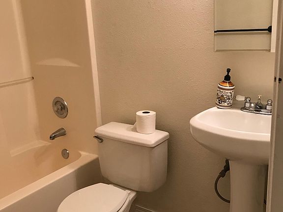 3rd image of 4826 Daisy St